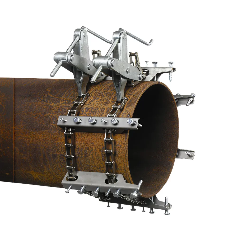 The D300 metal pipe alignment clamp uses chains and adjustable levers to secure two large rusted pipes together, keeping them in place for welding or fitting.
